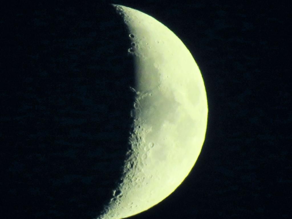 IMAGE: http://i1300.photobucket.com/albums/ag86/viscountdriver/newmoon_zps4696eca9.jpg