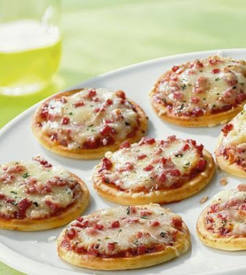 photo fustany-lifestyle-kitchen-new years eve house party snackas-mini pizza_zps7wtwhuds.jpg
