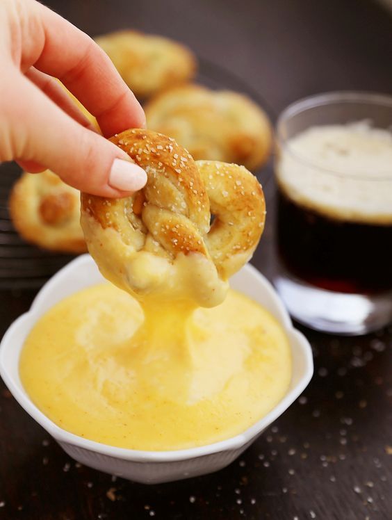photo fustany-lifestyle-kitchen-new years eve house party snackas-mini pretzels and chedar cheese dipping_zpso7nyhdcr.jpg