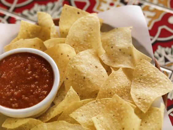 photo fustany-lifestyle-kitchen-new years eve house party snackas-tostadas chips_zpstzhava88.jpg